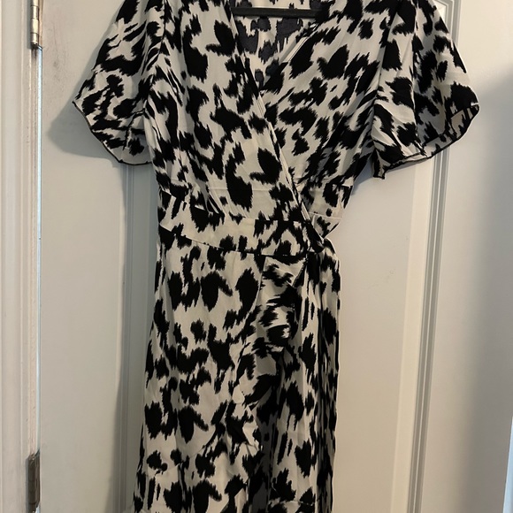 Printed Leopard V-Neck Short Sleeve Ruffled Hem Mini, fits like sm/med. - Picture 6 of 7